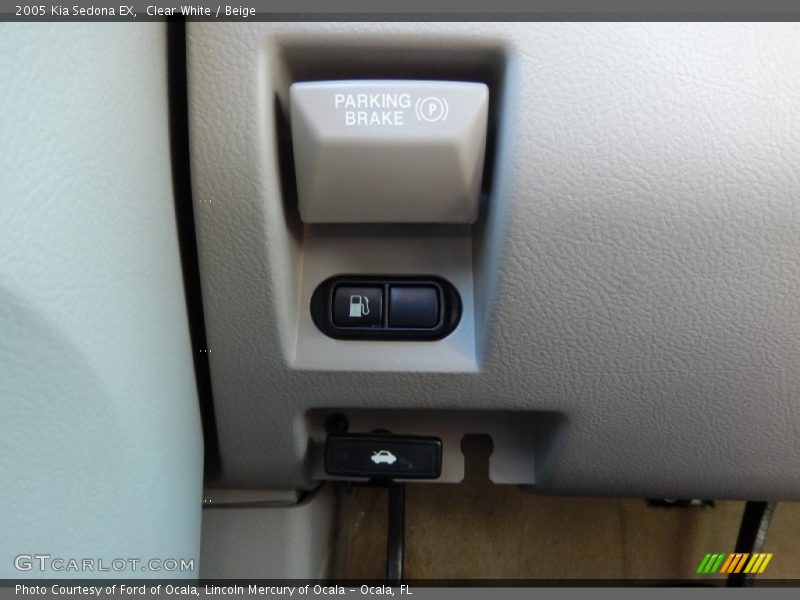 Clear White / Beige 2005 Kia Sedona EX