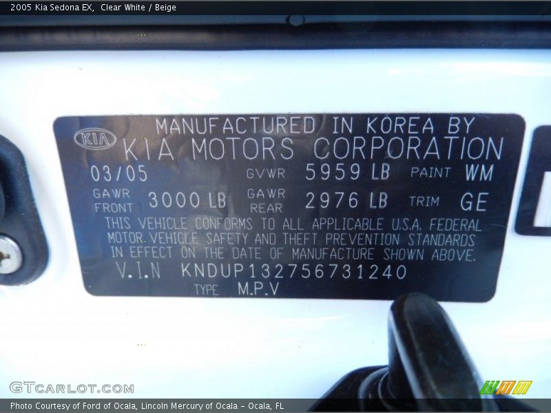 Clear White / Beige 2005 Kia Sedona EX