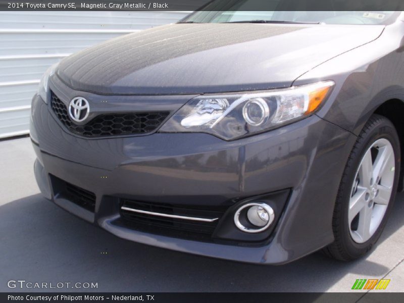 Magnetic Gray Metallic / Black 2014 Toyota Camry SE