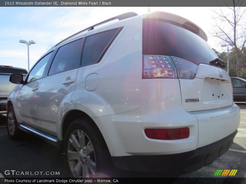Diamond White Pearl / Black 2013 Mitsubishi Outlander SE