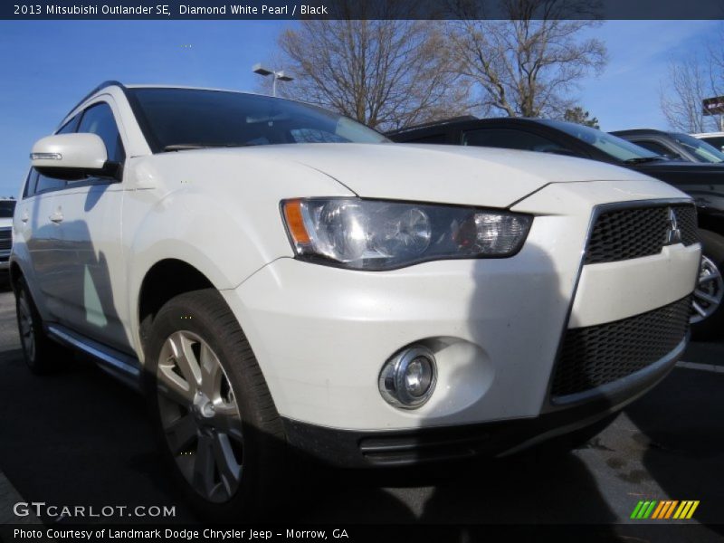 Diamond White Pearl / Black 2013 Mitsubishi Outlander SE