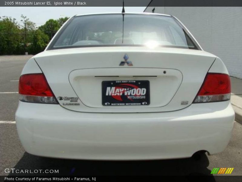 Igloo White / Black 2005 Mitsubishi Lancer ES