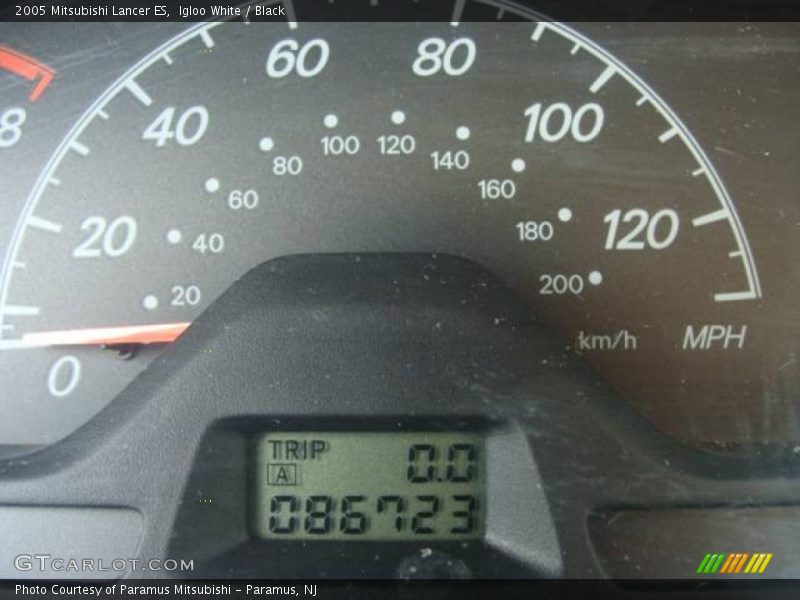 Igloo White / Black 2005 Mitsubishi Lancer ES