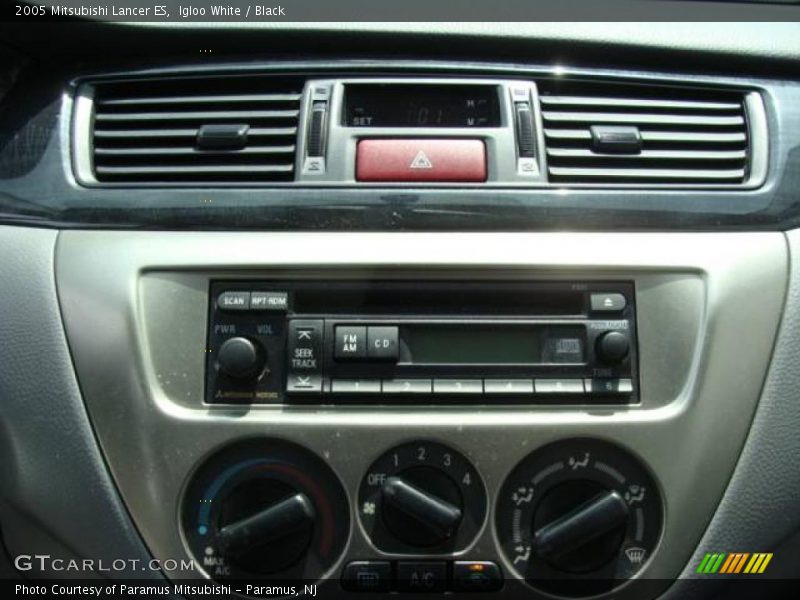 Igloo White / Black 2005 Mitsubishi Lancer ES