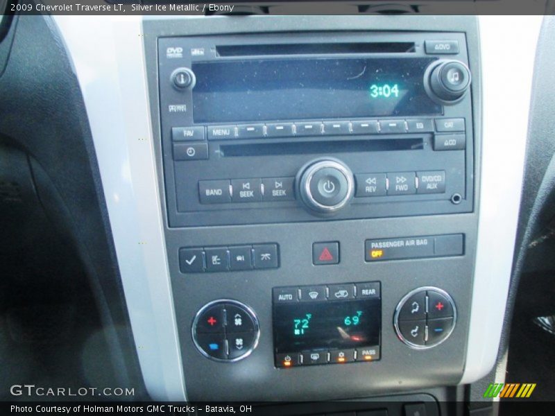 Silver Ice Metallic / Ebony 2009 Chevrolet Traverse LT