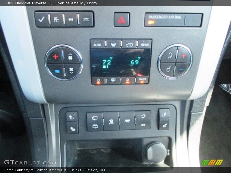 Silver Ice Metallic / Ebony 2009 Chevrolet Traverse LT