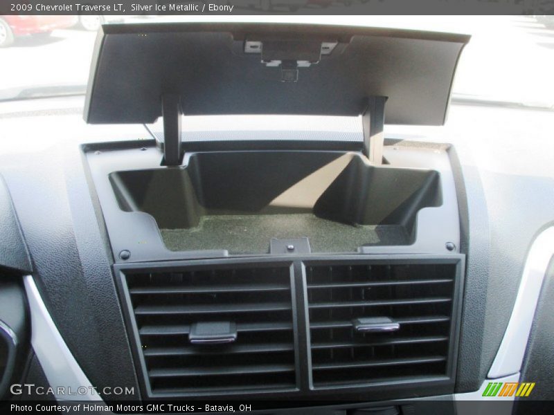 Silver Ice Metallic / Ebony 2009 Chevrolet Traverse LT