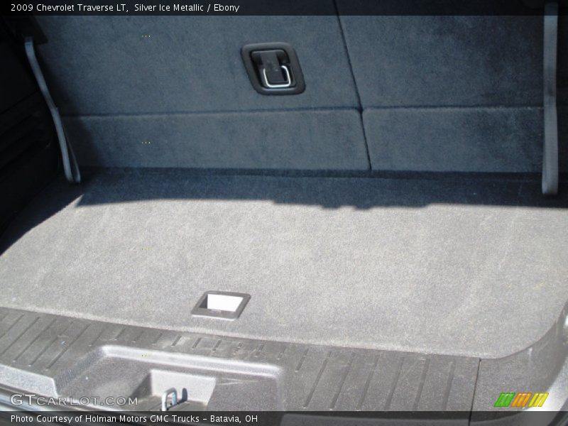 Silver Ice Metallic / Ebony 2009 Chevrolet Traverse LT