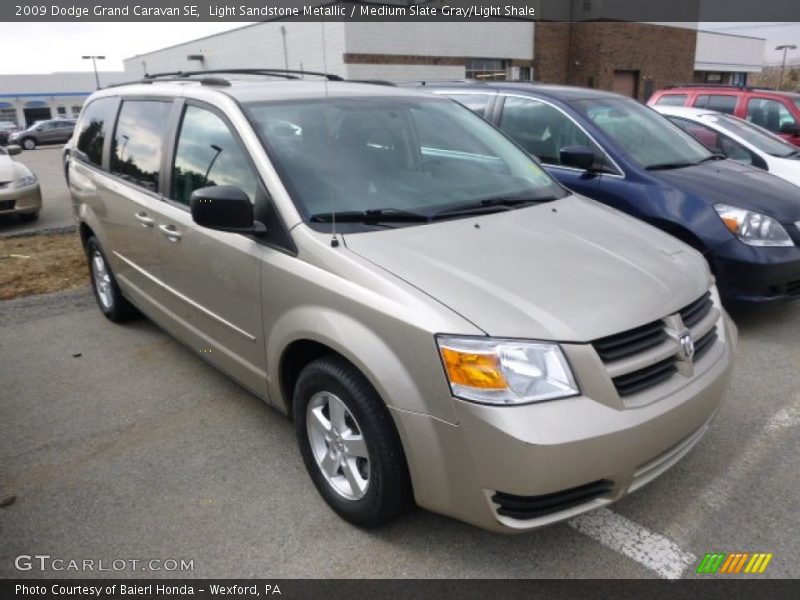 Front 3/4 View of 2009 Grand Caravan SE