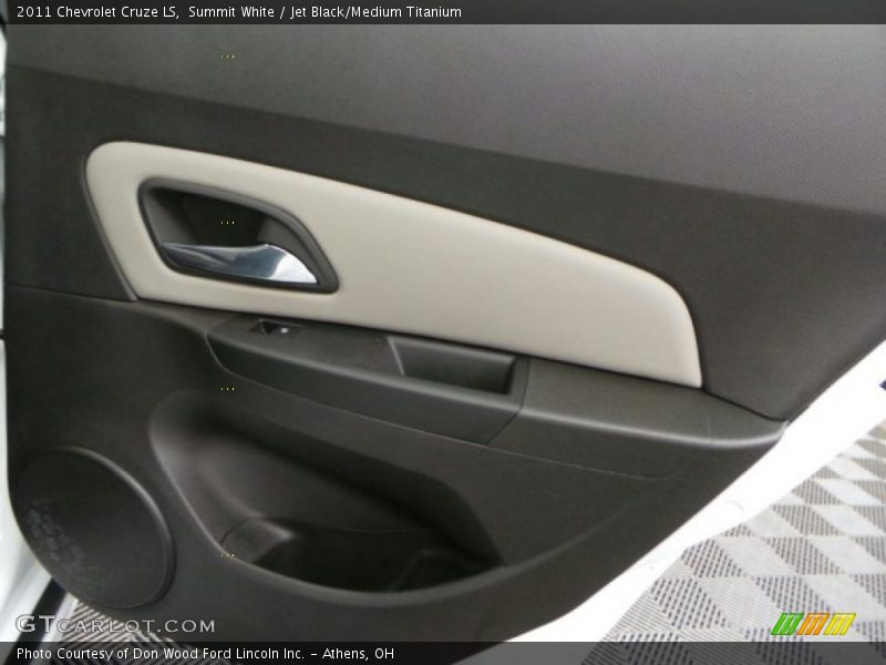 Summit White / Jet Black/Medium Titanium 2011 Chevrolet Cruze LS