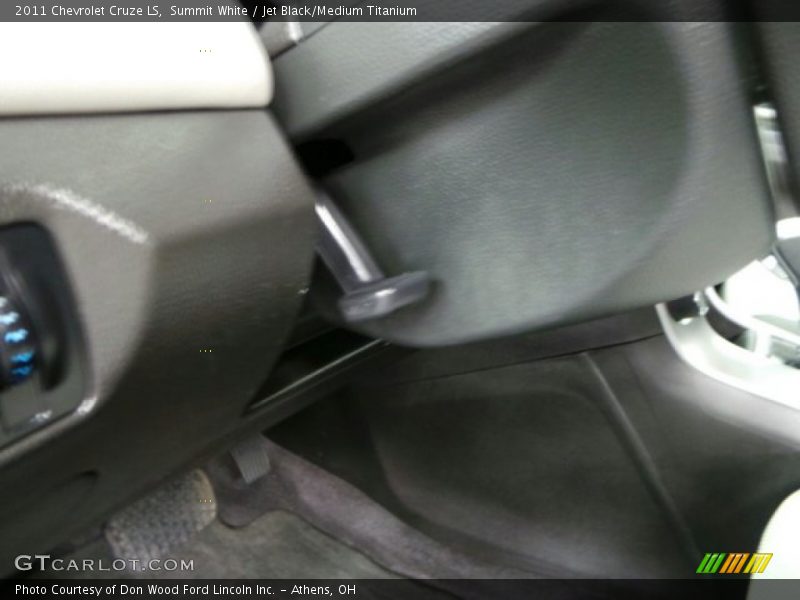 Summit White / Jet Black/Medium Titanium 2011 Chevrolet Cruze LS