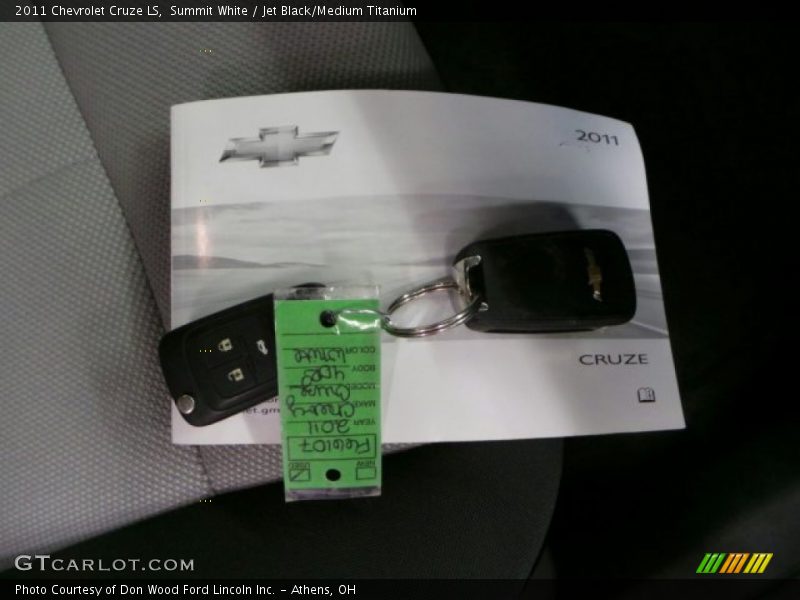 Summit White / Jet Black/Medium Titanium 2011 Chevrolet Cruze LS