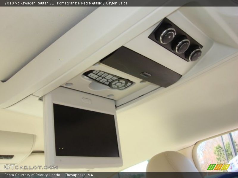Pomegranate Red Metallic / Ceylon Beige 2010 Volkswagen Routan SE