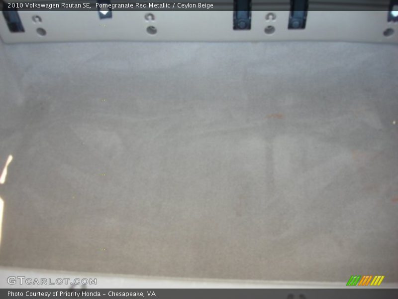 Pomegranate Red Metallic / Ceylon Beige 2010 Volkswagen Routan SE