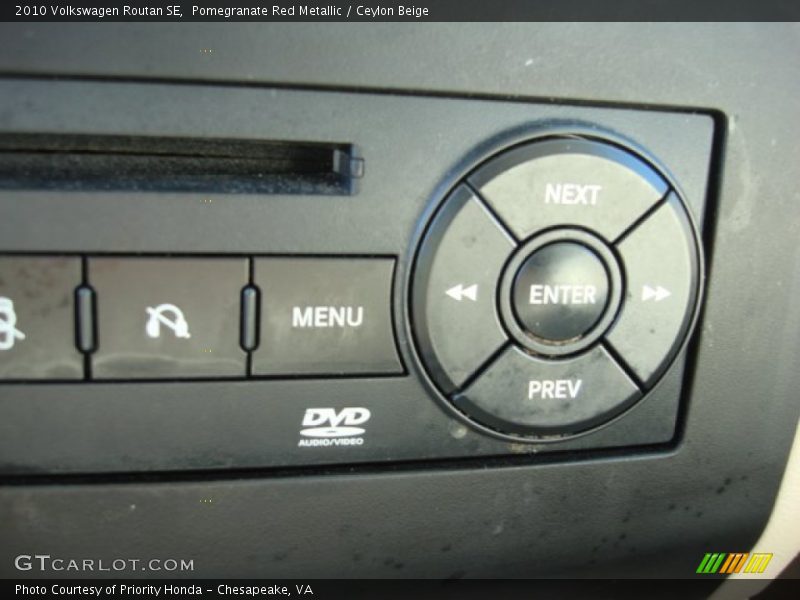 Pomegranate Red Metallic / Ceylon Beige 2010 Volkswagen Routan SE
