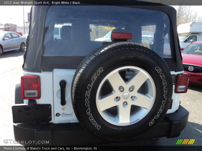 Bright White / Black 2013 Jeep Wrangler Sport 4x4
