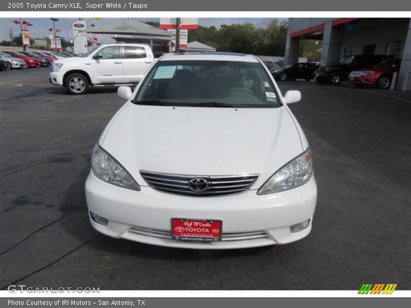 Super White / Taupe 2005 Toyota Camry XLE