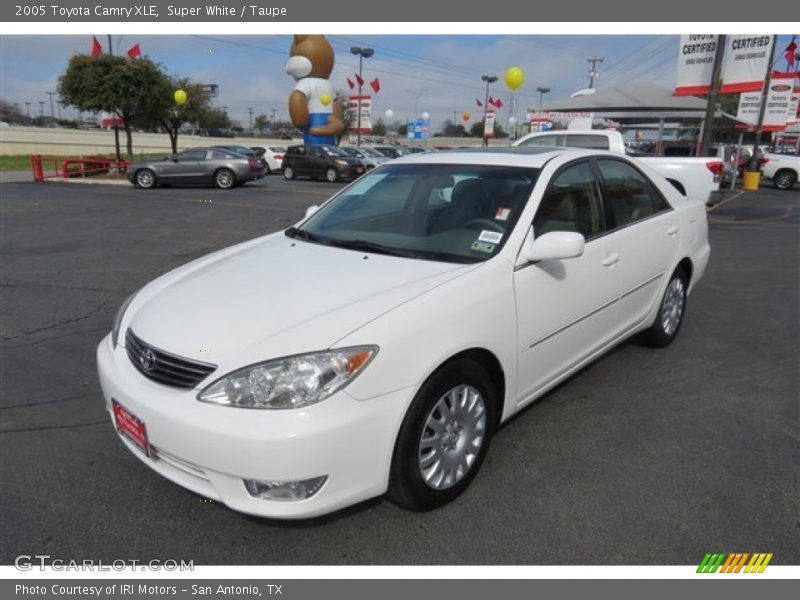 Super White / Taupe 2005 Toyota Camry XLE