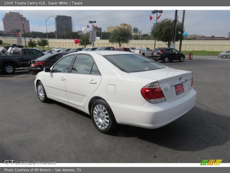 Super White / Taupe 2005 Toyota Camry XLE