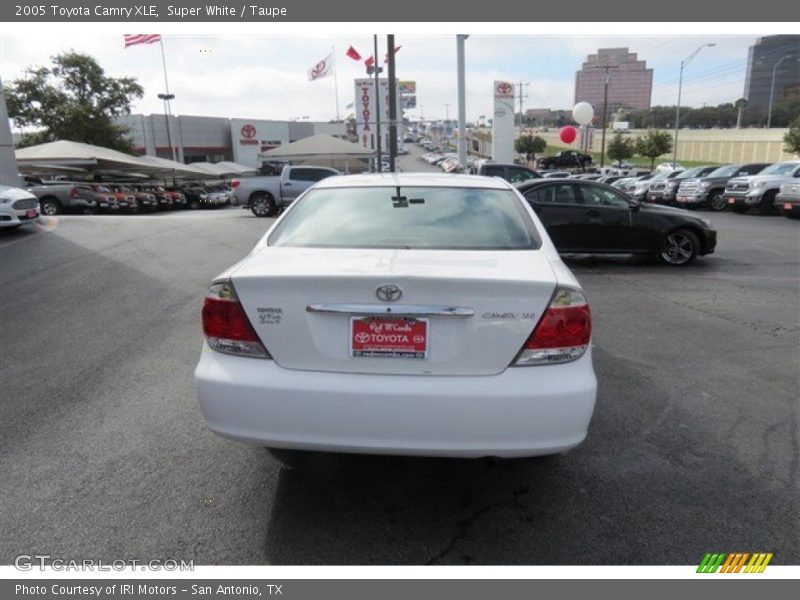 Super White / Taupe 2005 Toyota Camry XLE
