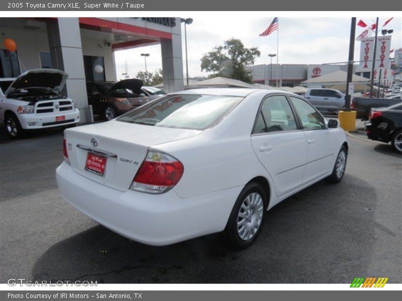 Super White / Taupe 2005 Toyota Camry XLE