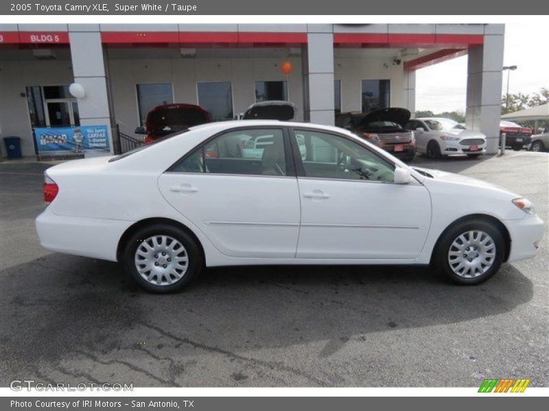 Super White / Taupe 2005 Toyota Camry XLE