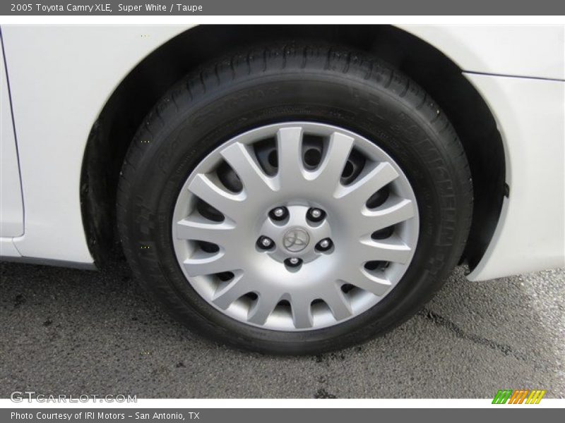 Super White / Taupe 2005 Toyota Camry XLE