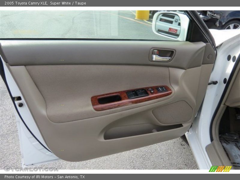 Super White / Taupe 2005 Toyota Camry XLE