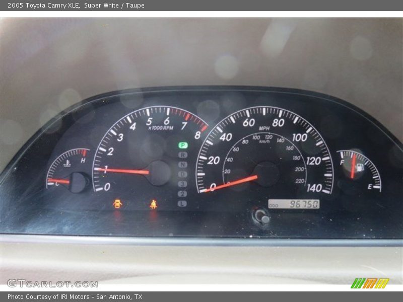 Super White / Taupe 2005 Toyota Camry XLE