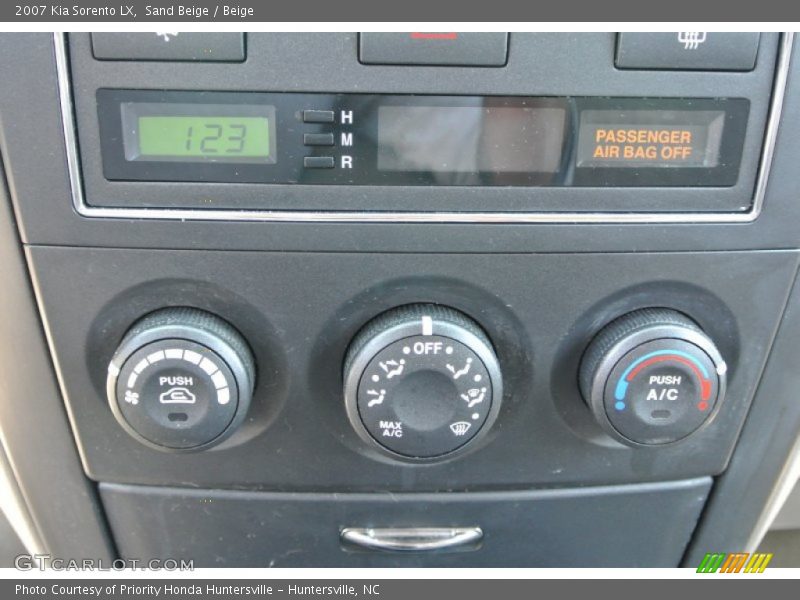 Sand Beige / Beige 2007 Kia Sorento LX