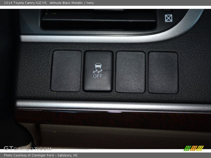 Attitude Black Metallic / Ivory 2014 Toyota Camry XLE V6