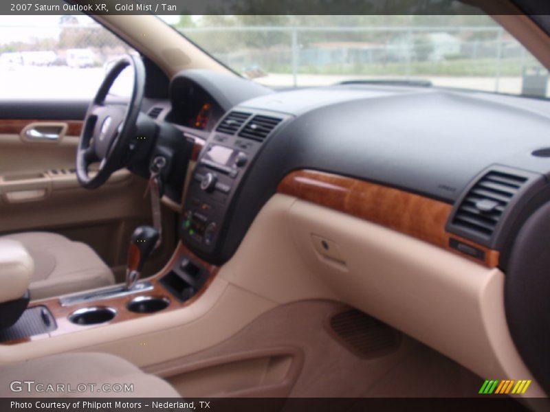 Gold Mist / Tan 2007 Saturn Outlook XR