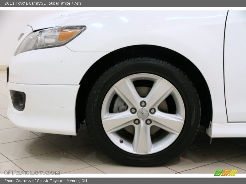 Super White / Ash 2011 Toyota Camry SE