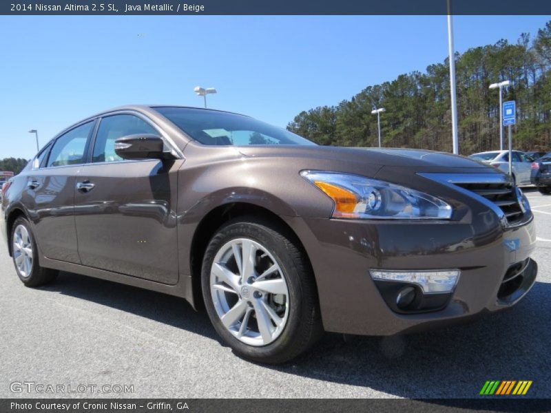 Front 3/4 View of 2014 Altima 2.5 SL