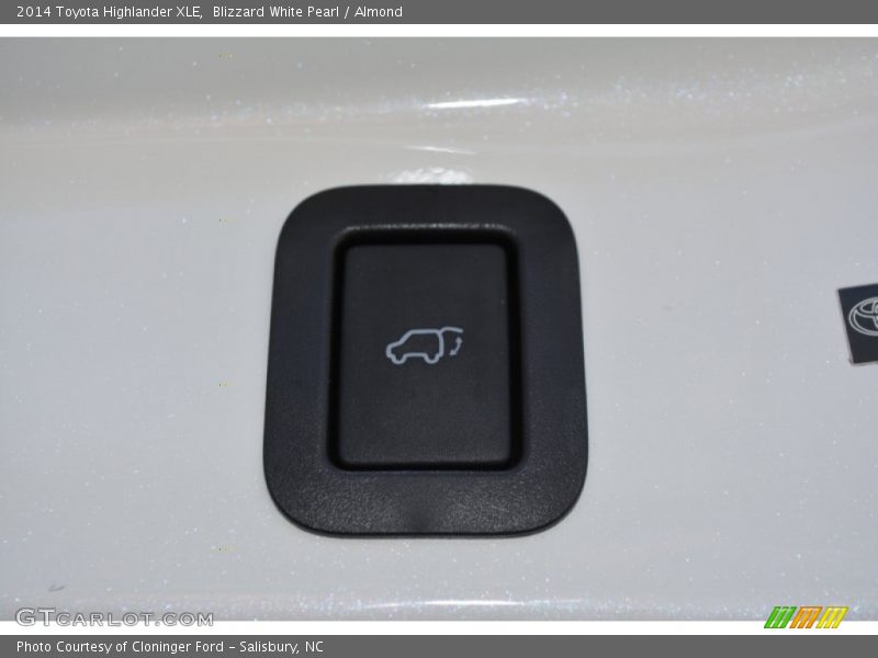 Blizzard White Pearl / Almond 2014 Toyota Highlander XLE