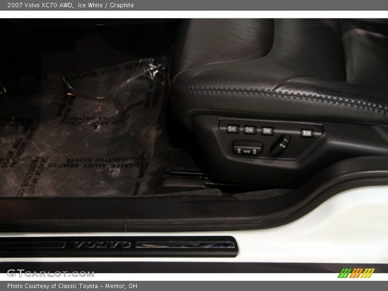 Ice White / Graphite 2007 Volvo XC70 AWD