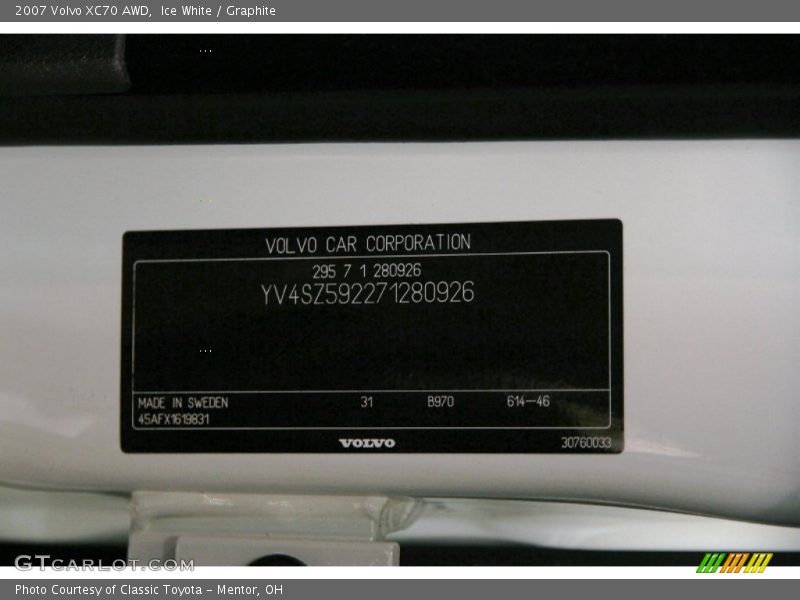 Ice White / Graphite 2007 Volvo XC70 AWD