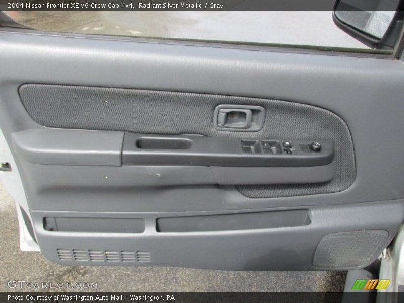 Radiant Silver Metallic / Gray 2004 Nissan Frontier XE V6 Crew Cab 4x4