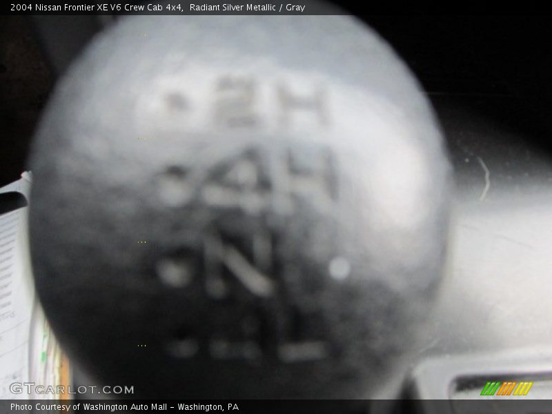 Radiant Silver Metallic / Gray 2004 Nissan Frontier XE V6 Crew Cab 4x4