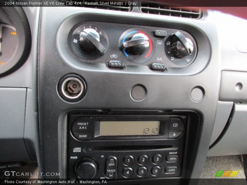 Radiant Silver Metallic / Gray 2004 Nissan Frontier XE V6 Crew Cab 4x4