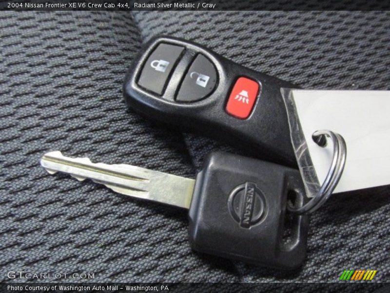 Radiant Silver Metallic / Gray 2004 Nissan Frontier XE V6 Crew Cab 4x4