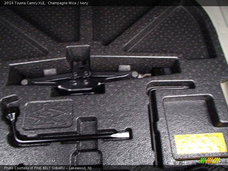 Champagne Mica / Ivory 2014 Toyota Camry XLE
