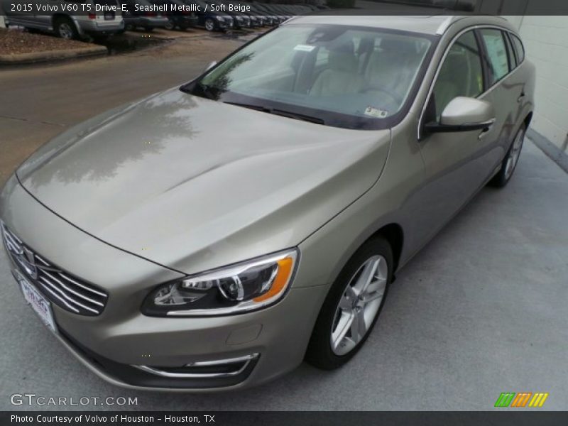 Front 3/4 View of 2015 V60 T5 Drive-E