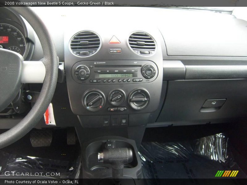Gecko Green / Black 2008 Volkswagen New Beetle S Coupe