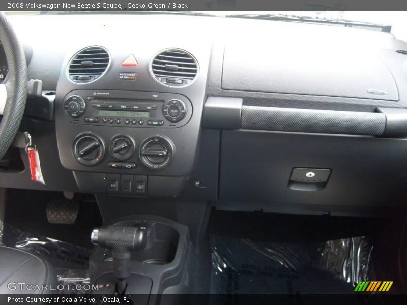 Gecko Green / Black 2008 Volkswagen New Beetle S Coupe