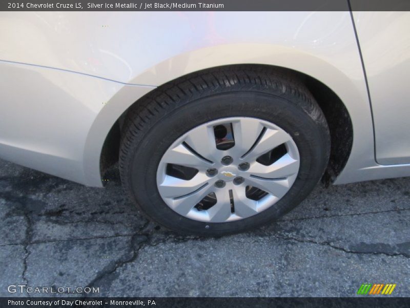 Silver Ice Metallic / Jet Black/Medium Titanium 2014 Chevrolet Cruze LS