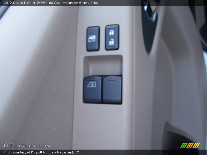 Avalanche White / Beige 2012 Nissan Frontier SV V6 King Cab