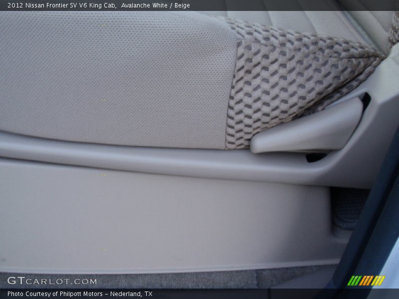 Avalanche White / Beige 2012 Nissan Frontier SV V6 King Cab