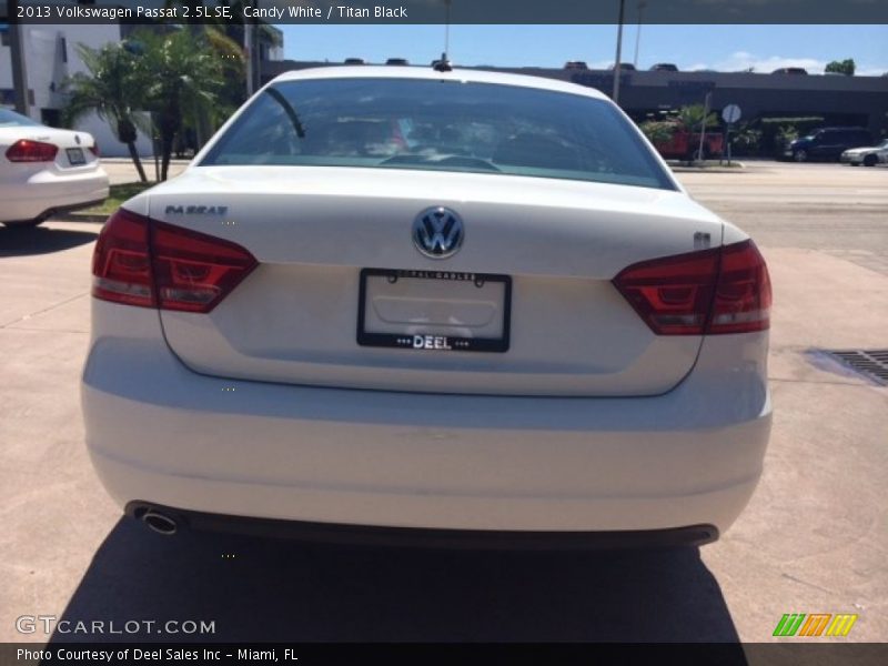 Candy White / Titan Black 2013 Volkswagen Passat 2.5L SE