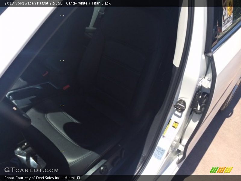 Candy White / Titan Black 2013 Volkswagen Passat 2.5L SE
